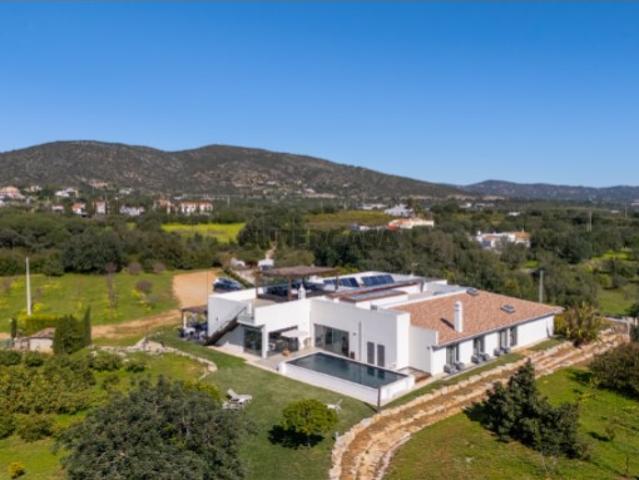 Um moderno alojamento com nove quartos situado no pacífico e tranquilo campo de Santa Bárbara de Nexe