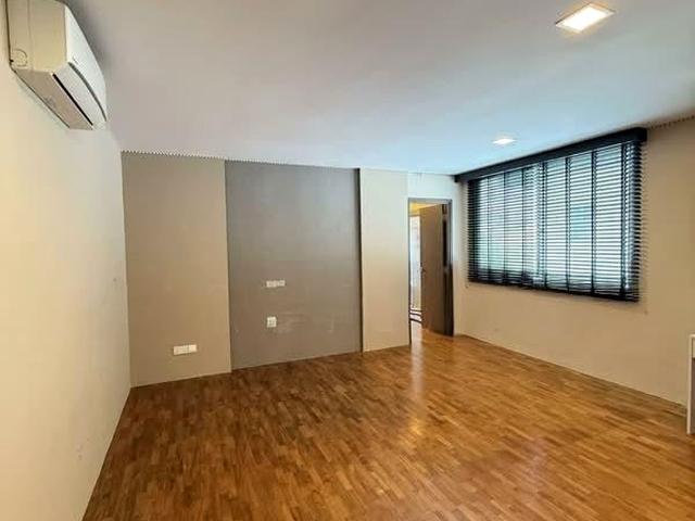 Hougang Avenue 1 D19, Semi