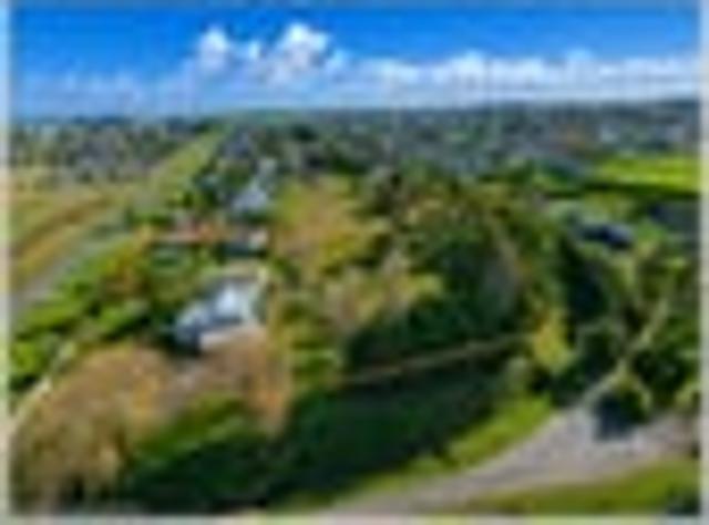 House + 5,565m2 of Resid Zone Land Across 2 Titles