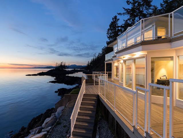 Seaside house with garden and terrace