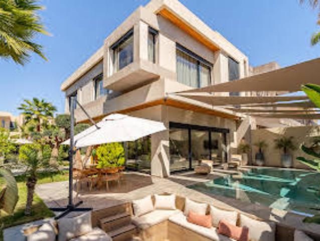 Maison contemporaine avec piscine et jardin