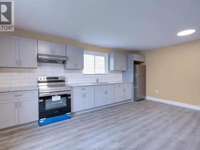 House 9 Bedroom For Rent Windsor ON 925 ES101043056