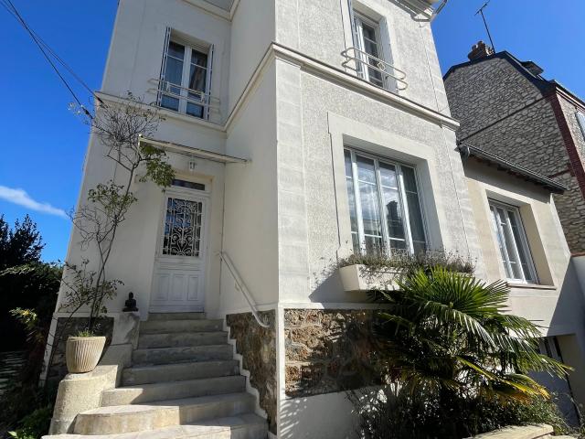 House 10 min walking of the train Station