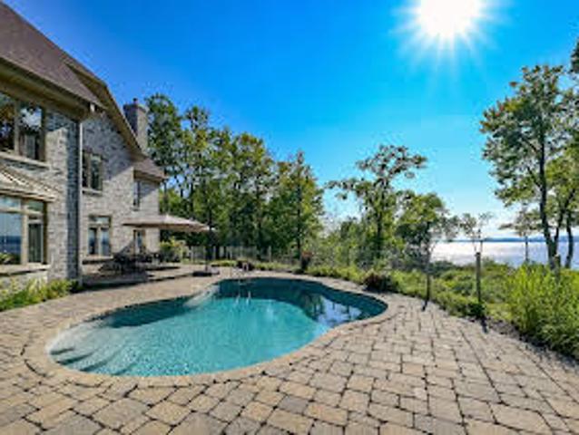 House with pool and garden
