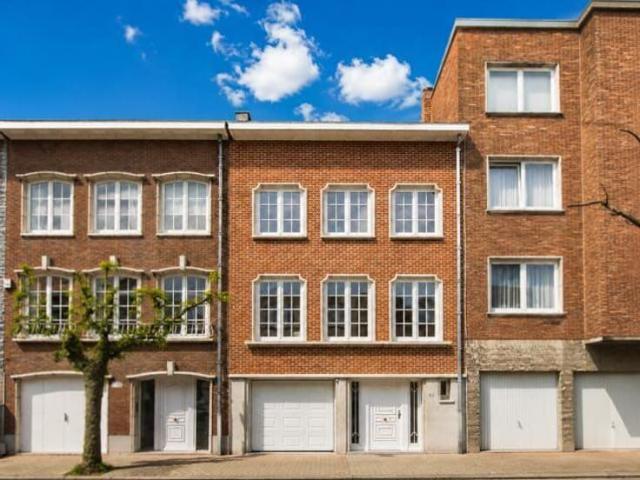 House +/ 250m² 4 bed/office/2 bath garden & garage