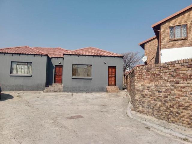 House to Rent in Country View