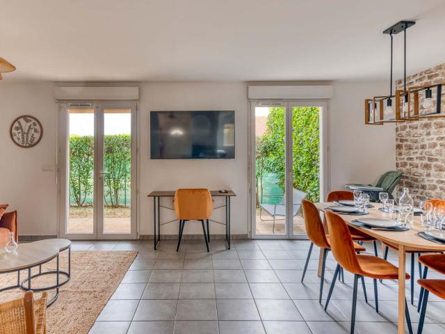 House with a garden 10 minutes from Lyon. Ideal relocation & business stays