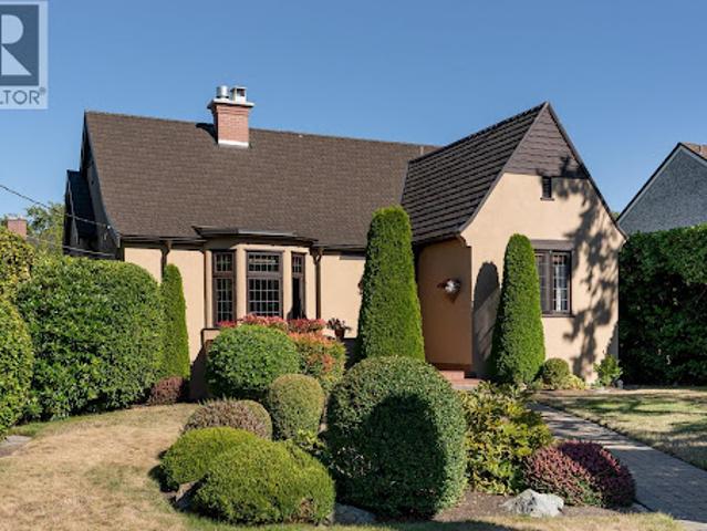 House with garden and terrace
