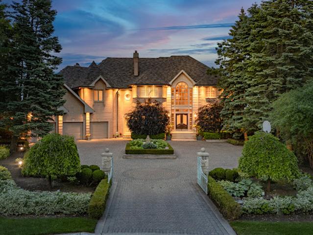 House with pool and garden