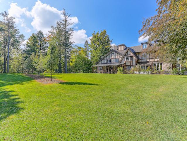 House with pool and garden