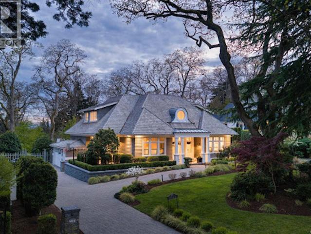 House with pool and garden