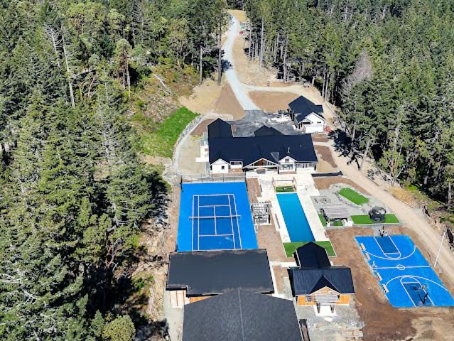 House with pool and garden