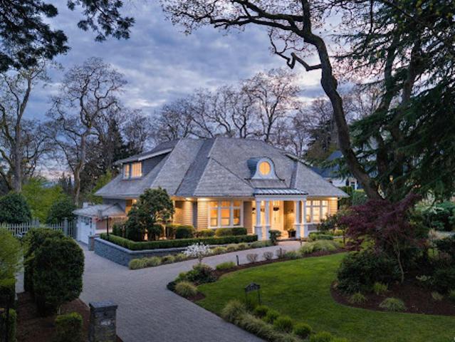 House with pool and garden