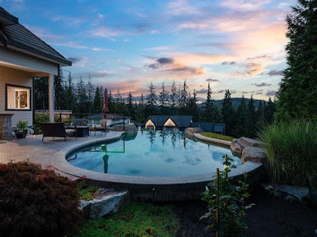 House with pool and garden