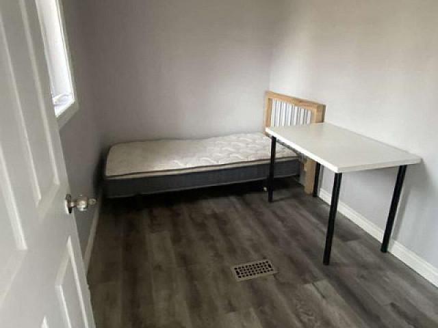 House With 6 Br & 2 Wr Available For Rent Near Mcmaster Uni