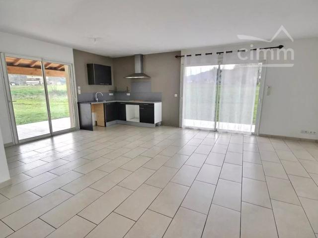 house at D 210, Valvignères