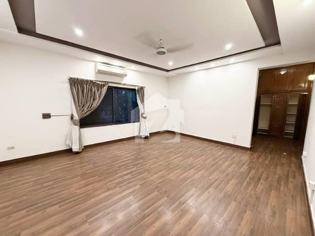 House available for rent in e7 on prime location with big drawing room and tv lounge