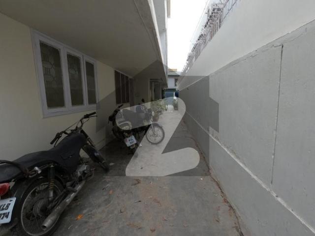 House for sale 400 yds aar PAAR house with gates. Maintained house reasonable demand DHA Phase 2 Extension