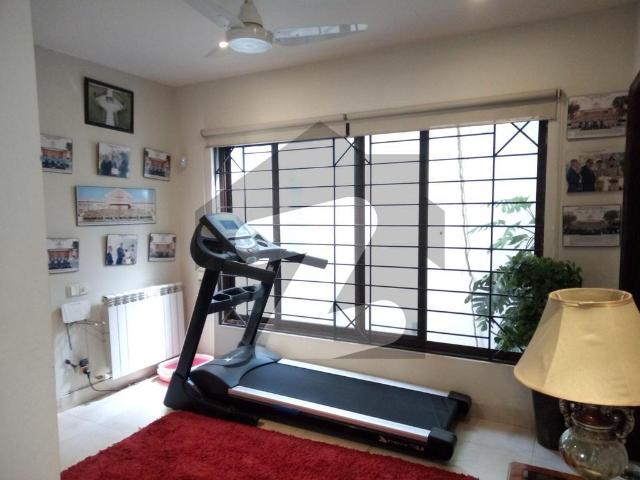 House for sale e 11 2 size 400 sq yards top location 70 feet road this on rented e 11