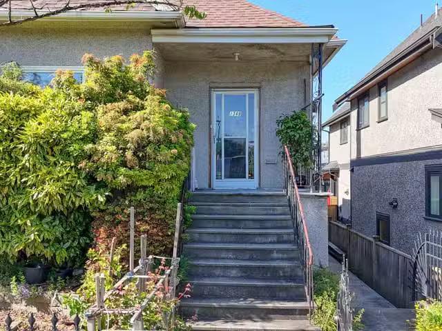 House for sale in Vancouver, Vancouver East, 1349 E 14th Avenu.