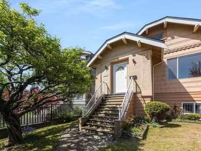 House for sale in Vancouver, Vancouver East, 153 Se Marine Dri.