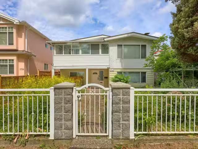 House for sale in Vancouver, Vancouver East, 1743 E 49th Avenu.
