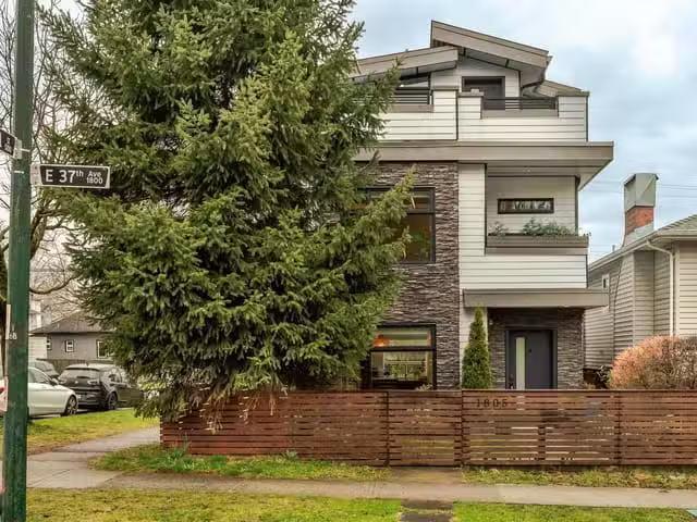 House for sale in Vancouver, Vancouver East, 1805 E 37th Avenu.