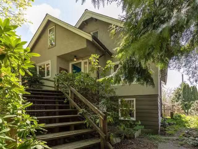 House for sale in Vancouver, Vancouver East, 2002 E 13th Avenu.