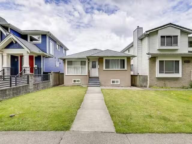 House for sale in Vancouver, Vancouver East, 2241 E 43rd Avenu.