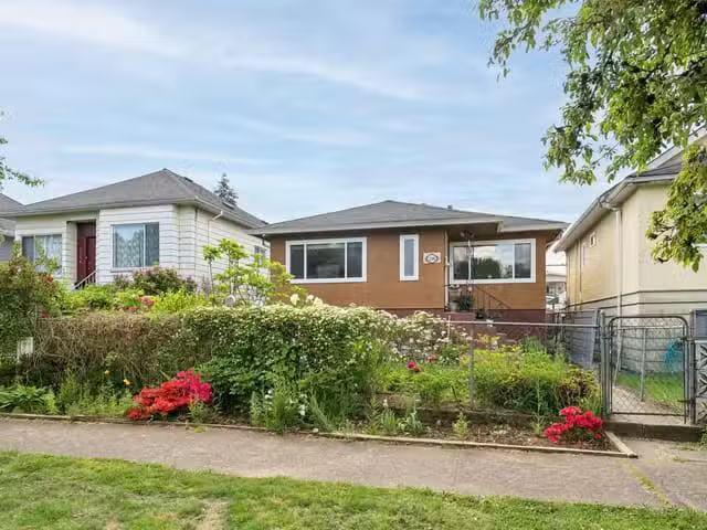 House for sale in Vancouver, Vancouver East, 2248 Mannering Av.