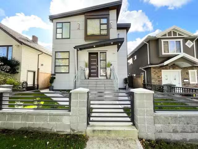 House for sale in Vancouver, Vancouver East, 2460 E 19th Avenu.