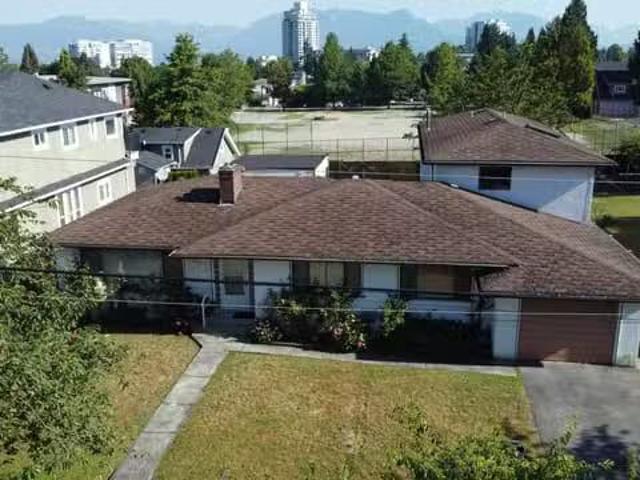 House for sale in Vancouver, Vancouver East, 2435 E 38th Avenu.