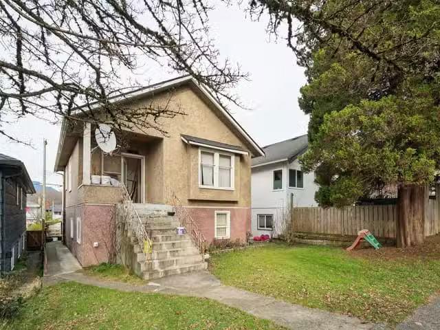 House for sale in Vancouver, Vancouver East, 2541 Dundas Stree.