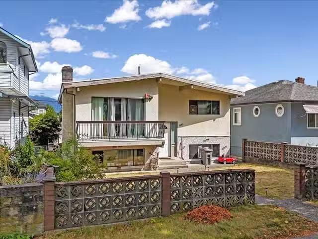 House for sale in Vancouver, Vancouver East, 2593 E 25th Avenu.