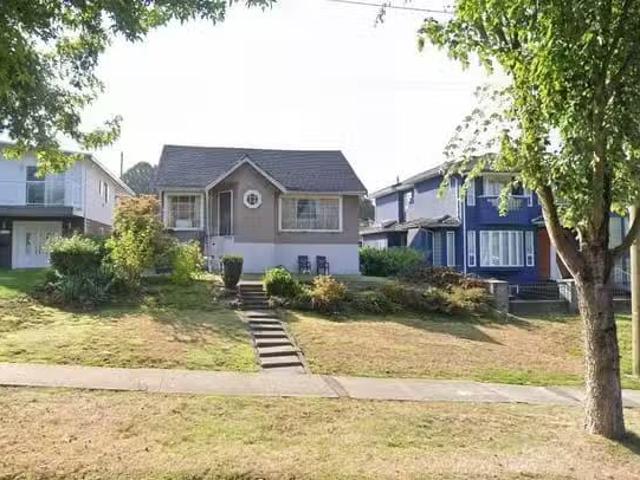 House for sale in Vancouver, Vancouver East, 2772 E 5th Avenue.