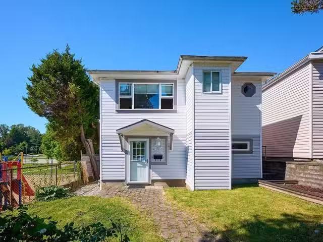 House for sale in Vancouver, Vancouver East, 3081 E Georgia St.