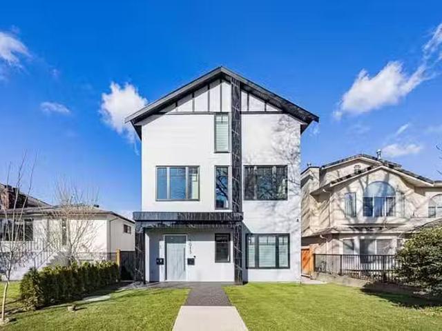 House for sale in Vancouver, Vancouver East, 3015 E 19th Avenu.