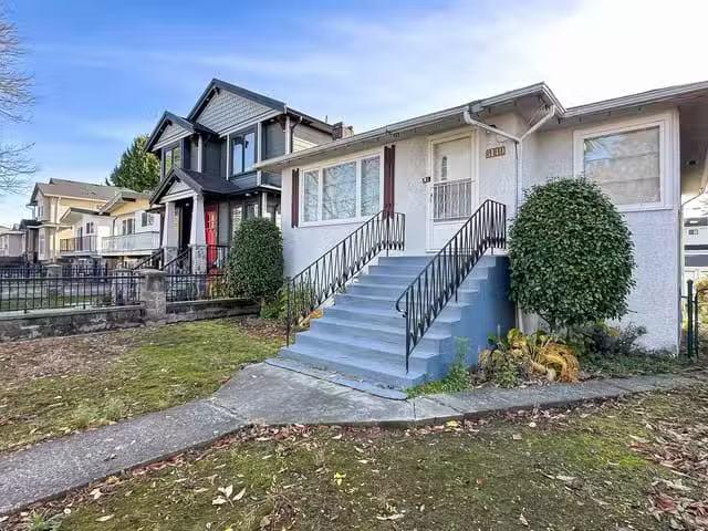 House for sale in Vancouver, Vancouver East, 3140 E 52nd Avenu.