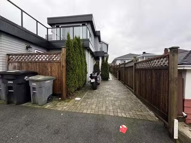 House for sale in Vancouver, Vancouver East, 3429 Dundas Stree.