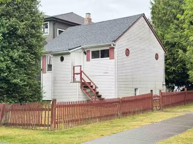 House for sale in Vancouver, Vancouver East, 6705 Rupert Stree.