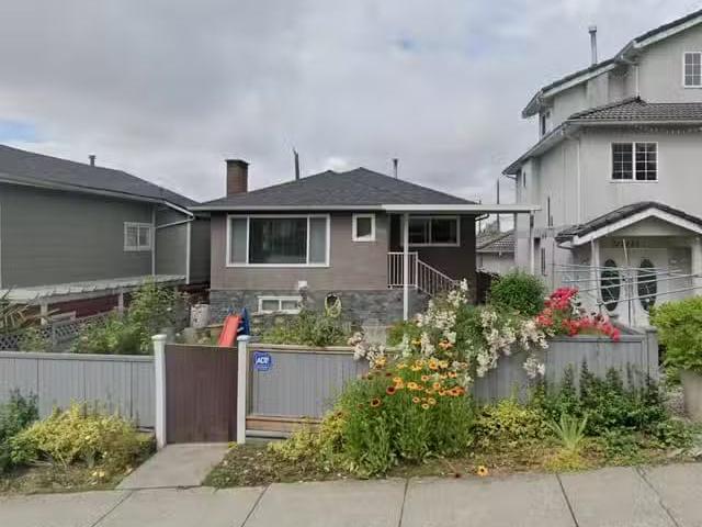 House for sale in Vancouver, Vancouver East, 7767 Prince Alber.