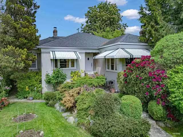 House for sale in Vancouver, Vancouver West, 2245 W 22nd Avenu.