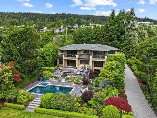 House for sale in West Vancouver, West Vancouver, 1075 Grovela.