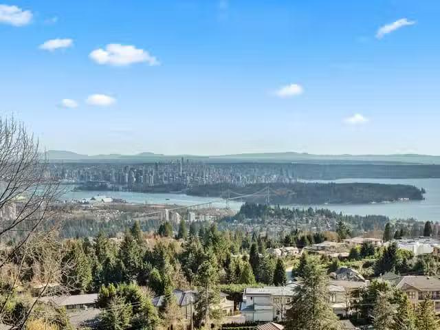 House for sale in West Vancouver, West Vancouver, 1114 Millstr.