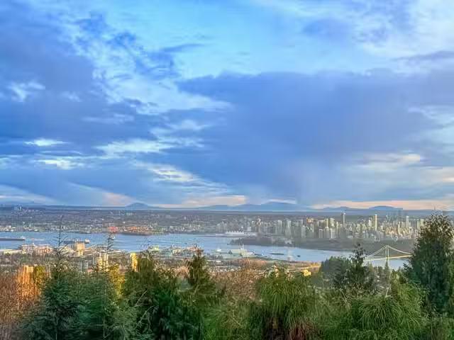 House for sale in West Vancouver, West Vancouver, 1318 Crestwe.