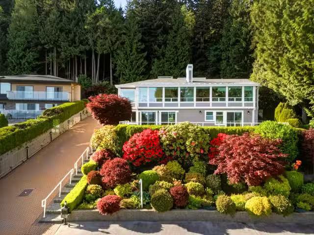 House for sale in West Vancouver, West Vancouver, 1574 Chartwe.