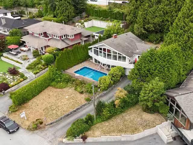 House for sale in West Vancouver, West Vancouver, 1725 Roseber.