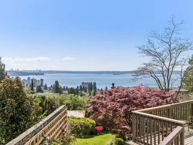 House for sale in West Vancouver, West Vancouver, 2440 Queens.