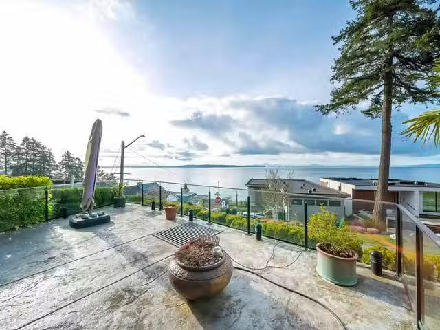 House for sale in White Rock, South Surrey White Rock, 14533 M.