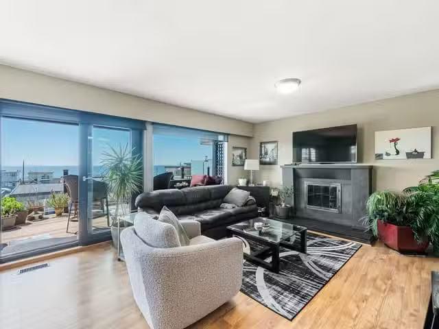House for sale in White Rock, South Surrey White Rock, 15556 C.